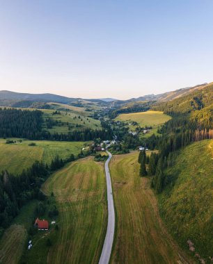 Slovakya'da Liptov bölgesinin orman ve köylerinden geçen yol