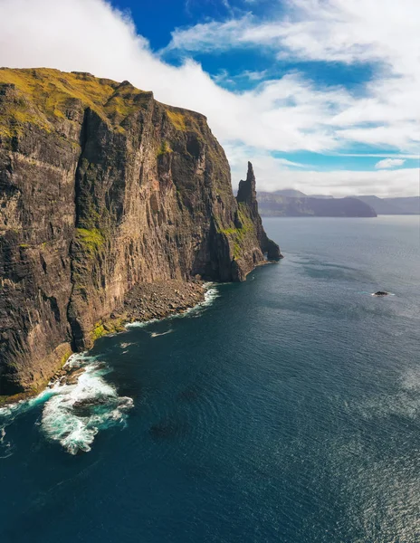フェロー諸島の魔女の指とも呼ばれるトロルコヌフィングルの航空写真 — ストック写真