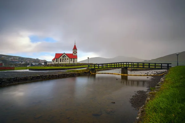 Kirche und Fluss stora in sandavagur auf färöischen Inseln, Dänemark — Stockfoto