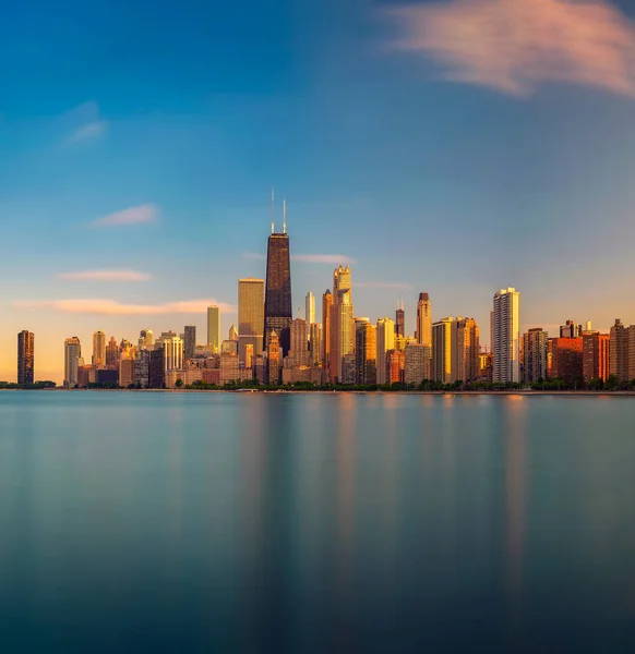 Chicago skyline ao pôr do sol visto de North Avenue Beach — Fotografia de Stock