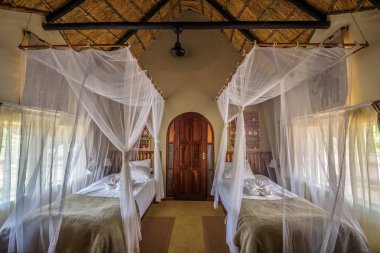 Etosha Milli Parkı yakınlarındaki Hobatere Lodge Chalet iç, Namibya
