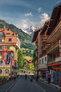 İsviçre'de dağların manzarası ile Wengen köyünün ana cadde
