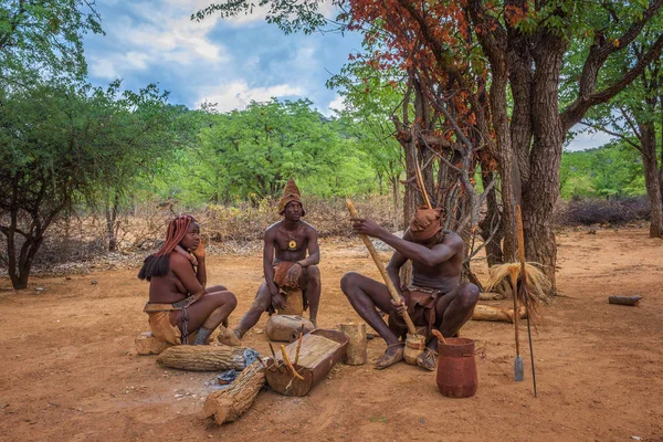 Mensen van de Himba-stam zitten en hun gereedschap maken — Stockfoto