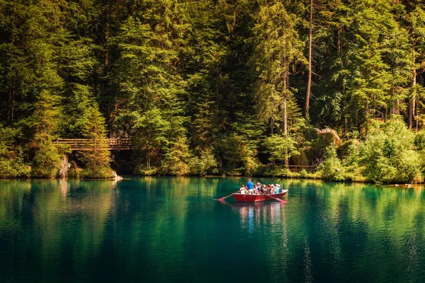 İsviçre'de Blausee Gölü'nde tekne turuna katılan turistler