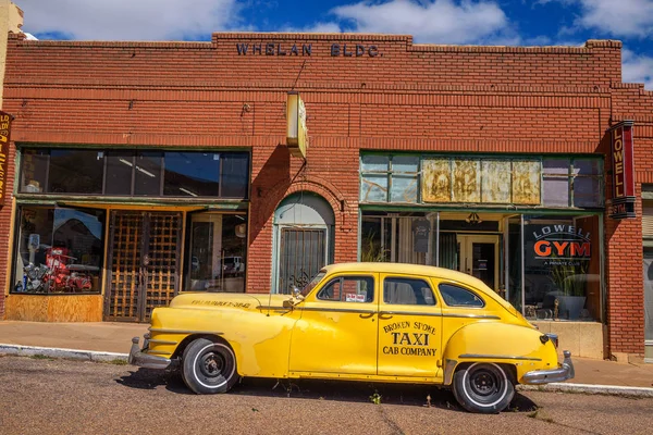Vintage Chrysler coche en la calle Erie en Lowell, ahora parte de Bisbee, Arizona — Foto de Stock
