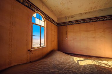 Harap hayalet kasaba Kolmanskop, Namibya bir pencere ve kum ile boş oda