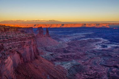 Canyonlands Ulusal Parkı üzerinde gün batımı, Utah