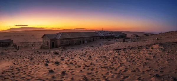 Схід сонця над покинутими будинками місто-привид Kolmanskop, Намібія. — стокове фото