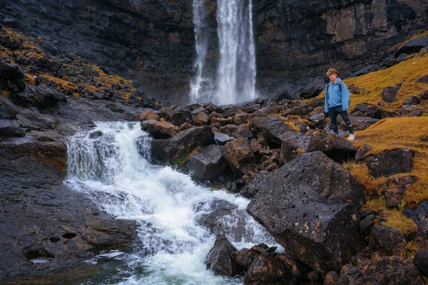 Turista na cachoeira Fossa na ilha Bordoy nas Ilhas Faroé — Fotografia de Stock