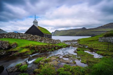 Faroe Adaları deniz kıyısında küçük ahşap köy kilisesi, Danimarka