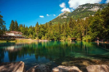 İsviçre'nin Jungfrau bölgesinde Blausee Dağı Gölü