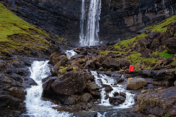 Turista alla cascata di Fossa sull'isola Bordoy nelle Isole Faroe — Foto Stock