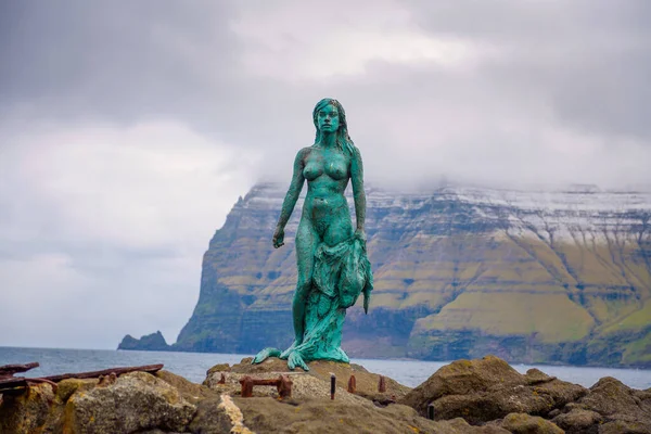 Estatua de Selkie o esposa del sello en Mikladalur, Islas Feroe — Foto de Stock