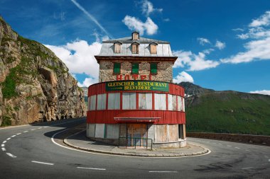 İsviçre, Furka Geçidi 'ndeki Rhone Buzulu yakınlarında kapalı bir dağ oteli.