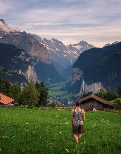 Touriste regarde la vallée de Lauterbrunnen du village de Wengen, en Suisse — Photo
