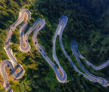 İsviçre'de Maloja Geçidi yolunun havadan görünümü