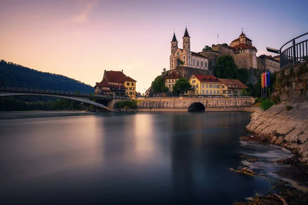 Castelo de Aarburg e o rio Aare no cantão de Aargau, Suíça — Fotografia de Stock