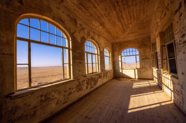 Namibya Luderitz yakınlarındaki Namib çölünde maden kasabası Kolmanskop kalıntıları