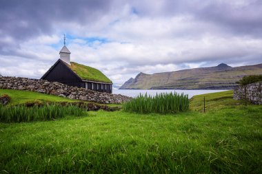 Faroe Adaları deniz kıyısında küçük ahşap köy kilisesi, Danimarka