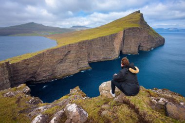 Faroe Adaları 'ndaki Sorvagsvatn Gölü' ne bakan yürüyüşçü.