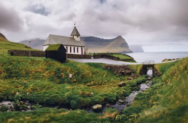 Danimarka 'nın Faroe Adaları, Vidareidi kıyısındaki küçük köy kilisesi.