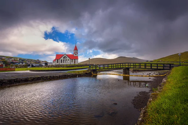 Eglise et la rivière Stora situé à Sandavagur sur les îles Féroé, Danemark — Photo