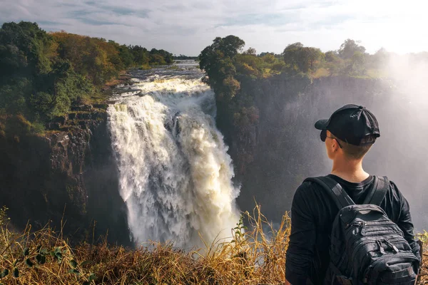 Touriste regarde les chutes Victoria sur le fleuve Zambèze au Zimbabwe — Photo