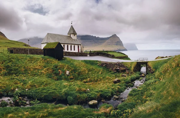 Petite église de village au bord de la mer à Vidareidi, Îles Féroé, Danemark — Photo
