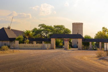 Etosha Ulusal Parkı 'ndaki Okaukuejo tatil köyünün ve kamp alanının giriş kapısı.