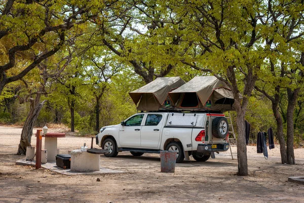 Etosha Ulusal Parkı 'ndaki bir kampta 4x4' lük bir kamyonetin çatısında çadır bulundu.