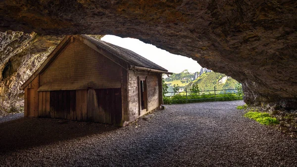 Cabane historique dans la grotte Wildkirchli dans la région d'Appenzell en Suisse — Photo