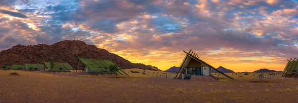 Сонячний Схід над невеличкими шматочками пустельного житла поблизу Соссуфлей, що в Намібії. — стокове фото