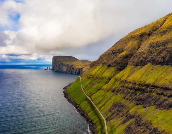 Baia con cumuli marini Risin e Kellingin sulle Isole Faroe — Foto Stock