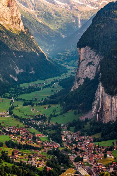 Lauterbrunnen κοιλάδα στις Ελβετικές Άλπεις με ένα εικονικό καταρράκτη — Φωτογραφία Αρχείου