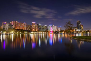 Orlando, Florida 'nın gece silueti. Önplanda Eola Gölü var.