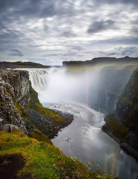 Cachoeira Dettifoss localizada no rio Jokulsa a Fjollum na Islândia — Fotografia de Stock