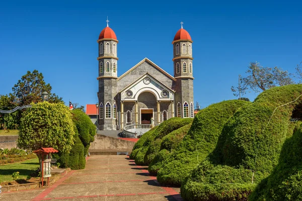 Chiesa cattolica con parco a Zarcero, Costa Rica — Foto Stock