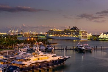 Günbatımında Miami Limanı 'nda lüks MSC Divina yolcu gemisi