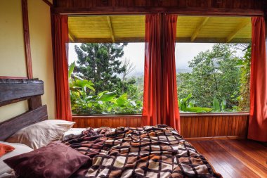 Volkan Poas 'ta bir odanın içi - Vara Blanca Tiquicia Lodge, Kosta Rika