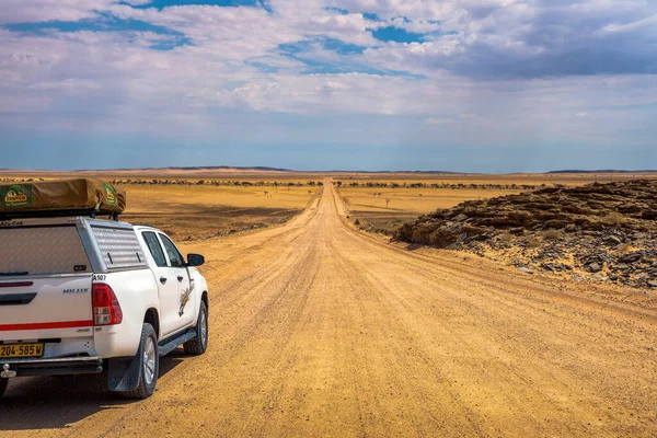 4x4 ενοικιαζόμενο αυτοκίνητο εξοπλισμένο με μια τέντα οροφής οδήγηση μέσω της ερήμου Namib στη Ναμίμπια — Φωτογραφία Αρχείου