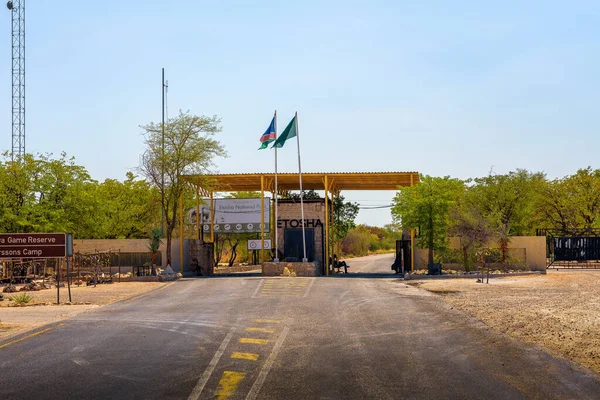 Anderson Gate para o Parque Nacional de Etosha na Namíbia e o sinal de entrada — Fotografia de Stock