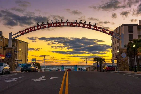 ป้ายต้อนรับชายหาด Daytona ขยายข้ามถนนตอนพระอาทิตย์ขึ้น — ภาพถ่ายสต็อก