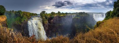 Zimbabwe 'deki Zambezi Nehri' ndeki Victoria Şelalesi Panoraması