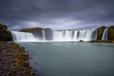 İzlanda 'da Godafoss şelalesi