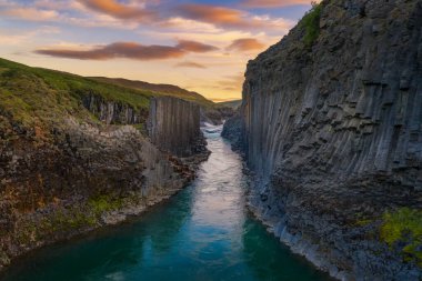 Studlagil Kanyonu, doğu İzlanda, gün batımında.