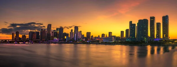 Sonnenuntergang über Downtown Miami Skyline und Biscayne Bay — Stockfoto