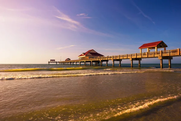 Gün batımında Florida 'da Clearwater Sahili' nde 60 numaralı iskelede.