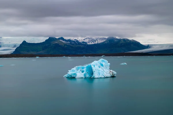 Lebegő jéghegy Jokulsarlon gleccserlagúnában, Izlandon — Stock Fotó