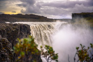 Dettifoss şelalesi İzlanda 'da Jokulsa Fjollum nehrinde yer almaktadır.