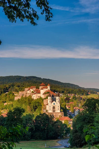 Cityscape of Aarburg and the medieval Aarburg Castle in Switzerland — Stock Photo, Image